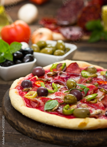 Naklejka samoprzylepna Pizza z szynką, pieczarkami i serem