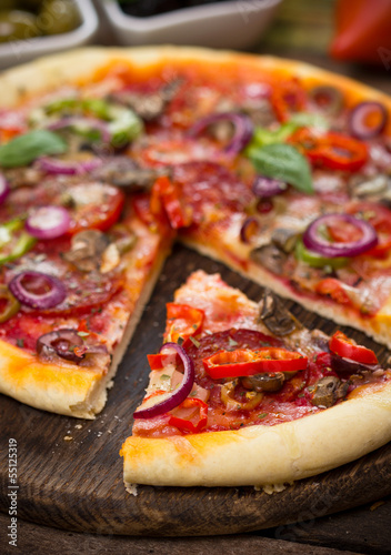 Naklejka samoprzylepna Pizza z szynką, pieczarkami i serem