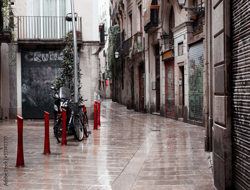 Board z aluminiowym obramowaniem Stare uliczki dzielnicy barrio gotico