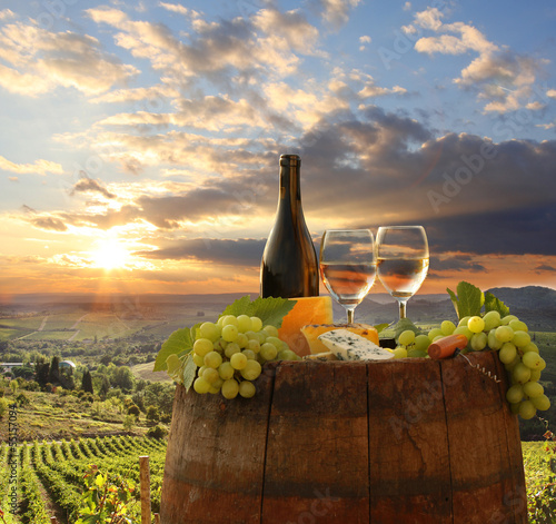 Tapeta ścienna Białe wino z barell w winnicy, Chianti, Toskania, Włochy
