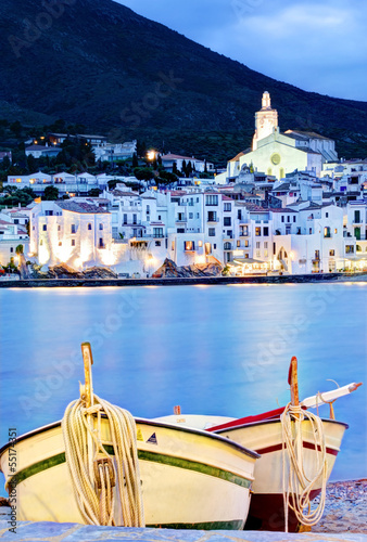 Plakat na papierze fotorealistycznym Cadaques, Costa Brava, Hiszpania z łodzi rybackich w nocy