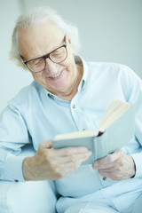 Wall Mural - Man reading