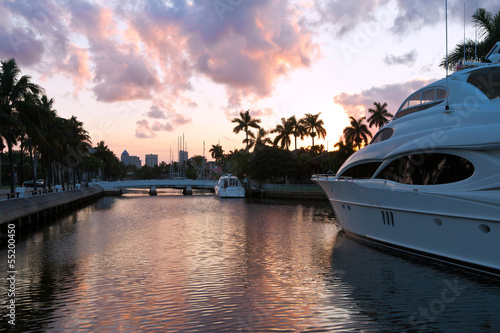 Plakat na papierze fotorealistycznym Yatch w niesamowitej scenie zmierzchu w fort lauderdale, Miami