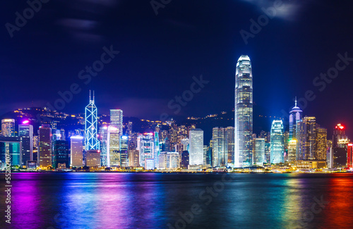 Board z aluminiowym obramowaniem Hongkong skyline w nocy