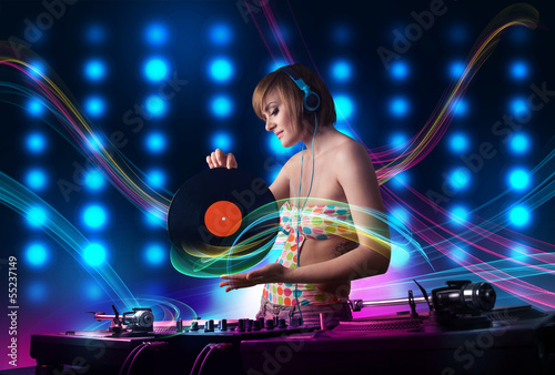 Plakat na papierze fotorealistycznym Młoda dziewczyna dj mieszania rekordy z kolorowymi światłami