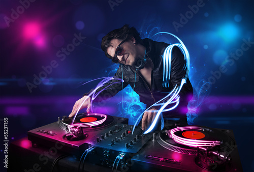 Plakat na papierze fotorealistycznym Disc jockey, grający muzykę z efektami i światłami elektro