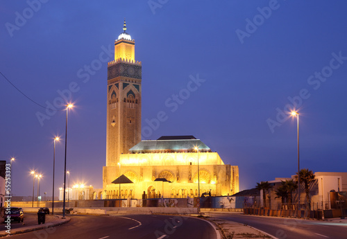 Plakat na papierze fotorealistycznym Meczet hassan ii w nocy. 