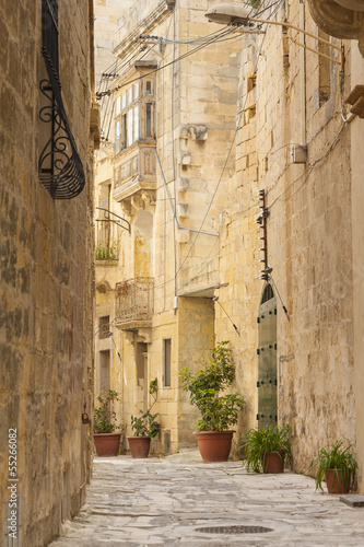 Fototapeta do kuchni Backstreet alley in Birgu Malta