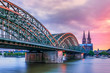 Hohenzollern Brücke mit Blick auf den Kölner Dom Sonnenuntergang