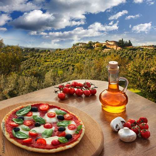 Naklejka samoprzylepna Włoska pizza w chianti, Tuscany krajobraz, Italy