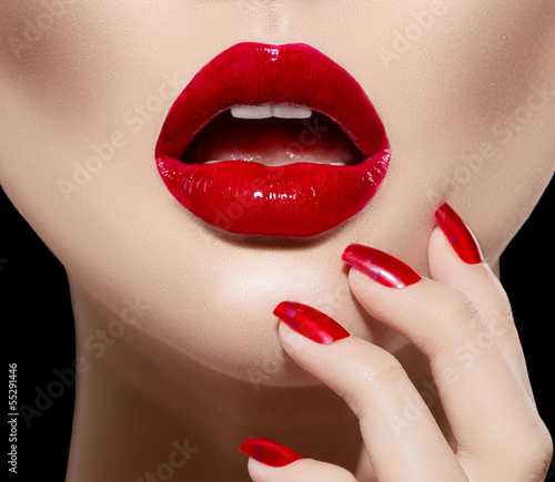 czerwony-seksowny-zblizenie-usta-i-paznokcie-manicure-i-makijaz