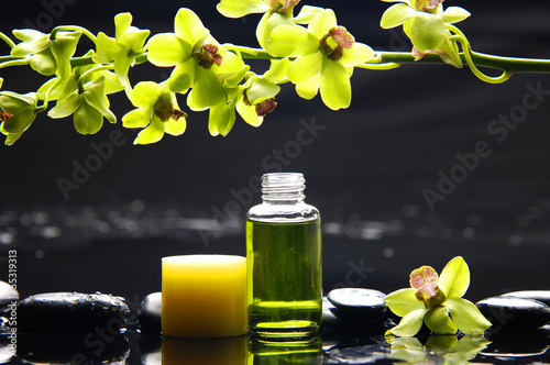 Tapeta ścienna Gałąź zielona orchidea i świeca, olejek do masażu na kamienie do terapii