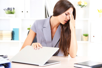 Canvas Print - Young business woman in office