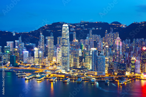 Board z aluminiowym obramowaniem Hongkong skyline w nocy