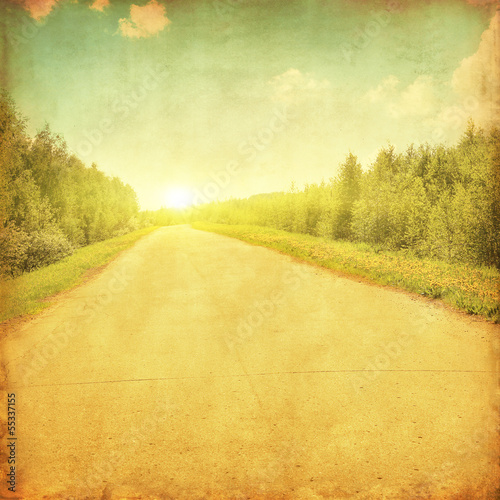 Board z aluminiowym obramowaniem Wiejska droga przez forestat sunset.grunge i retro styl.
