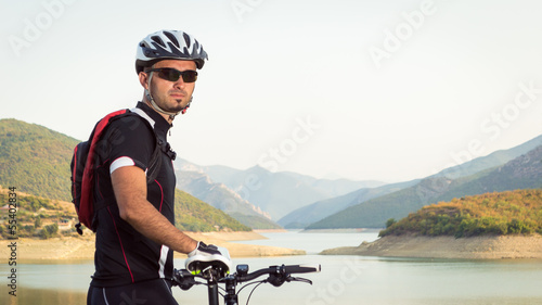 Fotoboard na płycie Rowerzysta górski obok pięknego jeziora