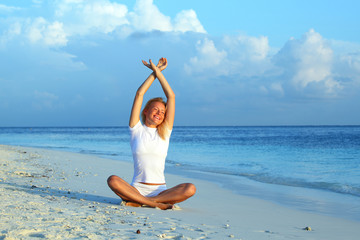 Canvas Print - yoga woman on sea coast