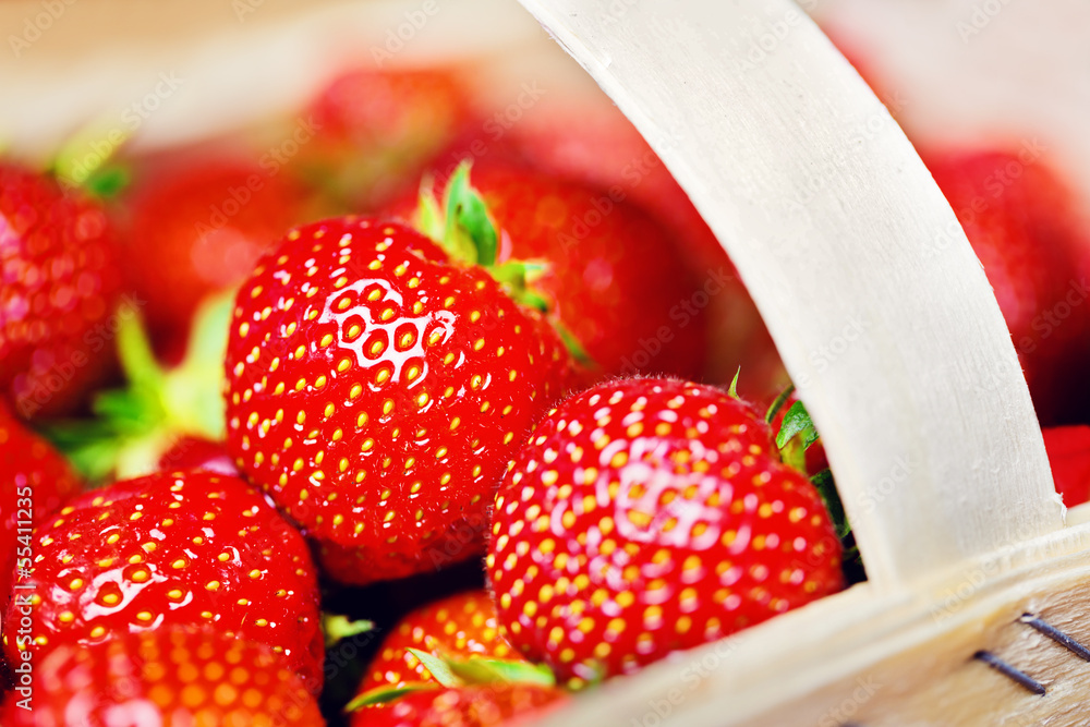 Stock-Foto „Frische Erdbeeren im Korb“ | Adobe Stock