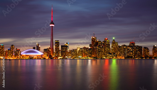 Plakat na papierze fotorealistycznym Panoramę Toronto w nocy i refleksji