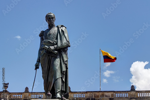 Fotografía Statue of Simon Bolivar in Bogota with Capitol behind