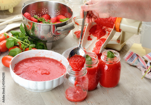 Fotografía Preparazione salsa di pomodori fatta in casa