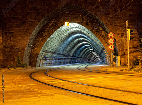 Board z aluminiowym obramowaniem Pusty tunel do tramwaju miejskiego