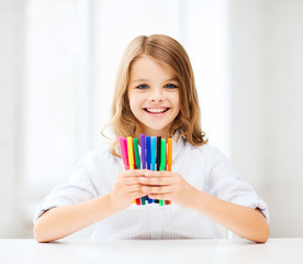 Canvas Print - girl showing colorful felt-tip pens