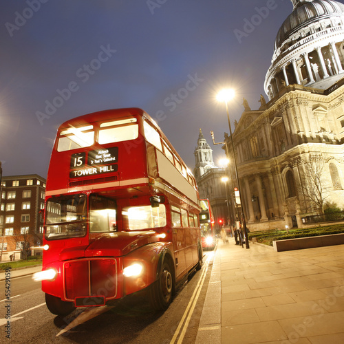 Board z aluminiowym obramowaniem London routemaster bus i katedra św. Pawła w nocy