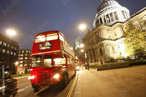 Board z aluminiowym obramowaniem London routemaster bus i katedra św. Pawła w nocy