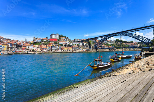 Naklejka samoprzylepna Panoramę porto lub porto, rzekę douro, łodzie i most. 