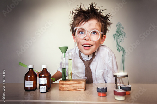 Fotografía Crazy scientist. Young boy performing experiments
