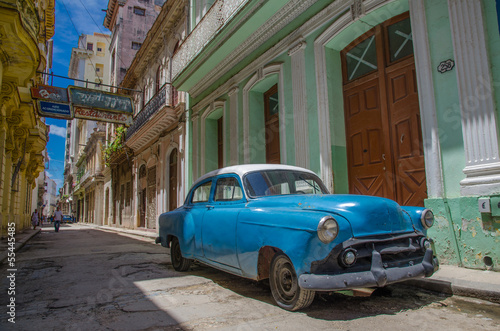Fototapeta na wymiar Cuba blue car