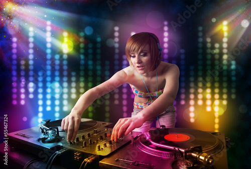 Plakat na papierze fotorealistycznym DJ dziewczyna gra utwory w dyskotece z pokazem światła