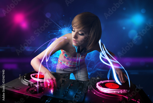 Plakat na papierze fotorealistycznym Disc jockey, grający muzykę z efektami i światłami elektro