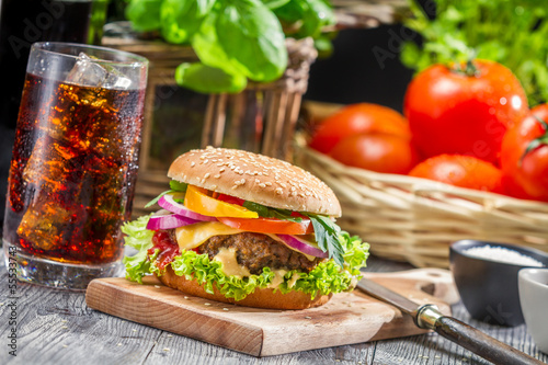 Naklejka samoprzylepna Domowy smaczny hamburger i koks z lodem