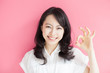 © blanche - OKのジェスチャーをする女性