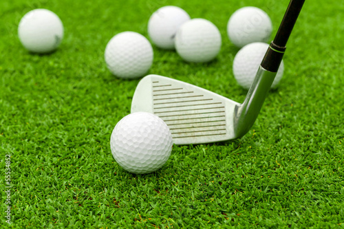 Obraz na płótnie canvas czteroczęściowy "tetraptyk" Piłeczka golfowa na tee przed kierowcą na zielonym torze