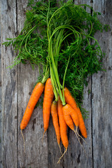 Poster - fresh carrots on wooden background