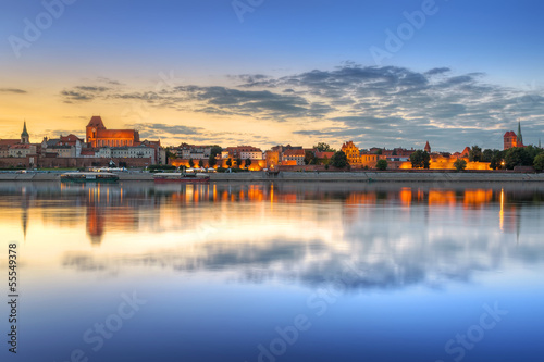 Plakat na papierze fotorealistycznym Toruń stare miasto odzwierciedlenie w Wisła rzeka o zachodzie słońca, polska