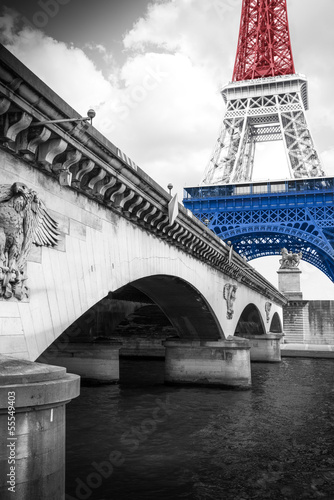 Fototapeta na wymiar Tour Eiffel tricolore