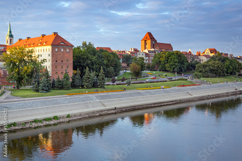 Plakat na papierze fotorealistycznym Stare miasto Torunia odzwierciedlenie w Wisły, Polska