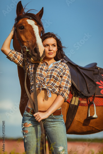 Naklejka na drzwi woman posing with horse