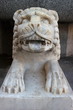 Skulptur aus Stein zeigt einen Löwen