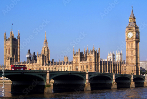Board z aluminiowym obramowaniem Londyn, budynek parlamentu i most Westminster,