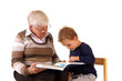 Oma liest Enkel ein Buch vor