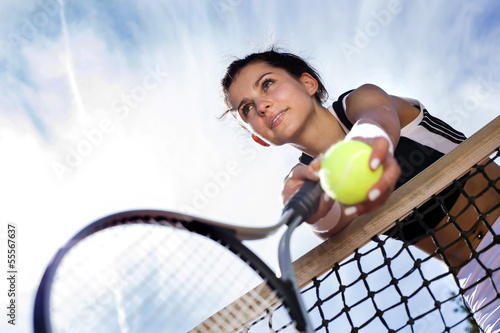 Beautiful young girl rests on a tennis net Tableau sur Toile