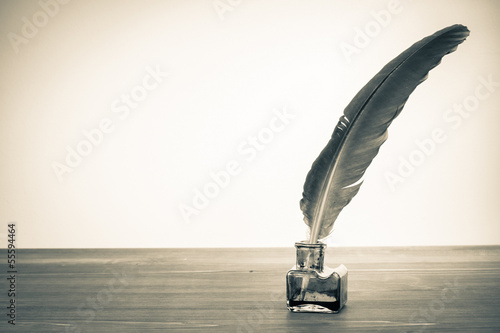 Fotografía Vintage background with quill pen and inkwell on table