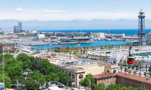 Board z aluminiowym obramowaniem Widok z lotu ptaka na port i stary kolejka do montjuic w barcelonie