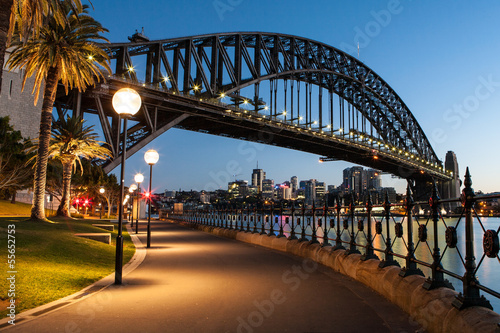 Board z aluminiowym obramowaniem Sydney Harbour Bridge o zmierzchu
