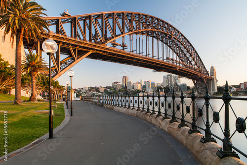 Fotoboard na płycie Sydney Harbour Bridge o wschodzie słońca